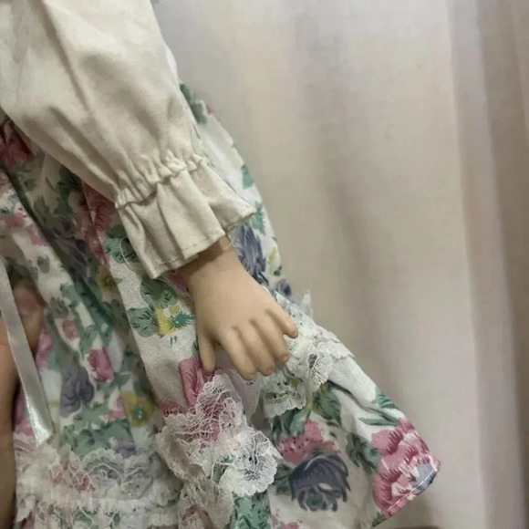 Heritage Signature Collection Porcelain Doll 1990 Vintage Curly Hair Floral - Picture 5 of 8